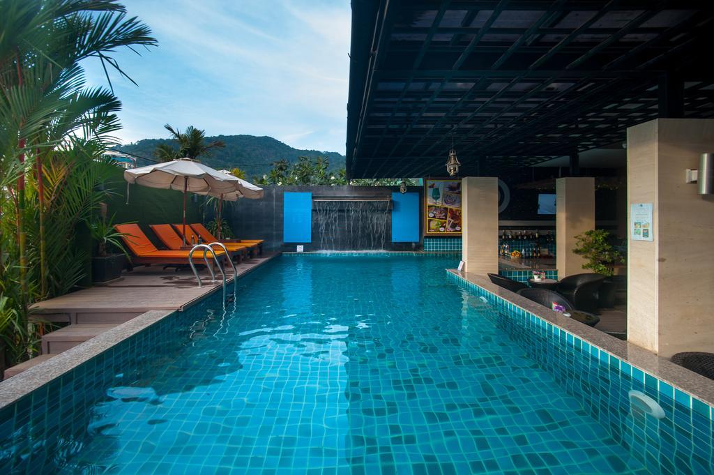 Blue Sky Patong Hotel Buitenkant foto